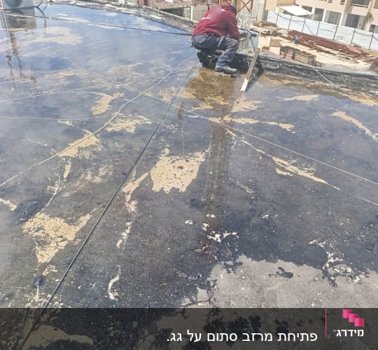 עבודת איטום על גג עם איש מקצוע